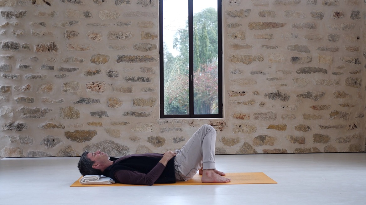 להתחבר מחדש לנשימה עם אימון פראניאמה- 3 העצירה בסוף השאיפה